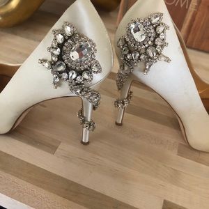 Badgley Mischka Ivory/ Satin Royal Crystal Embellished Peep Toe Pump